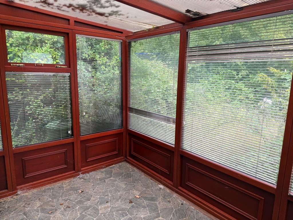 Lot: 159 - BUNGALOW WITH GARAGE AND GARDENS IN NEED OF MODERNISATION - Conservatory to rear overlooking garden